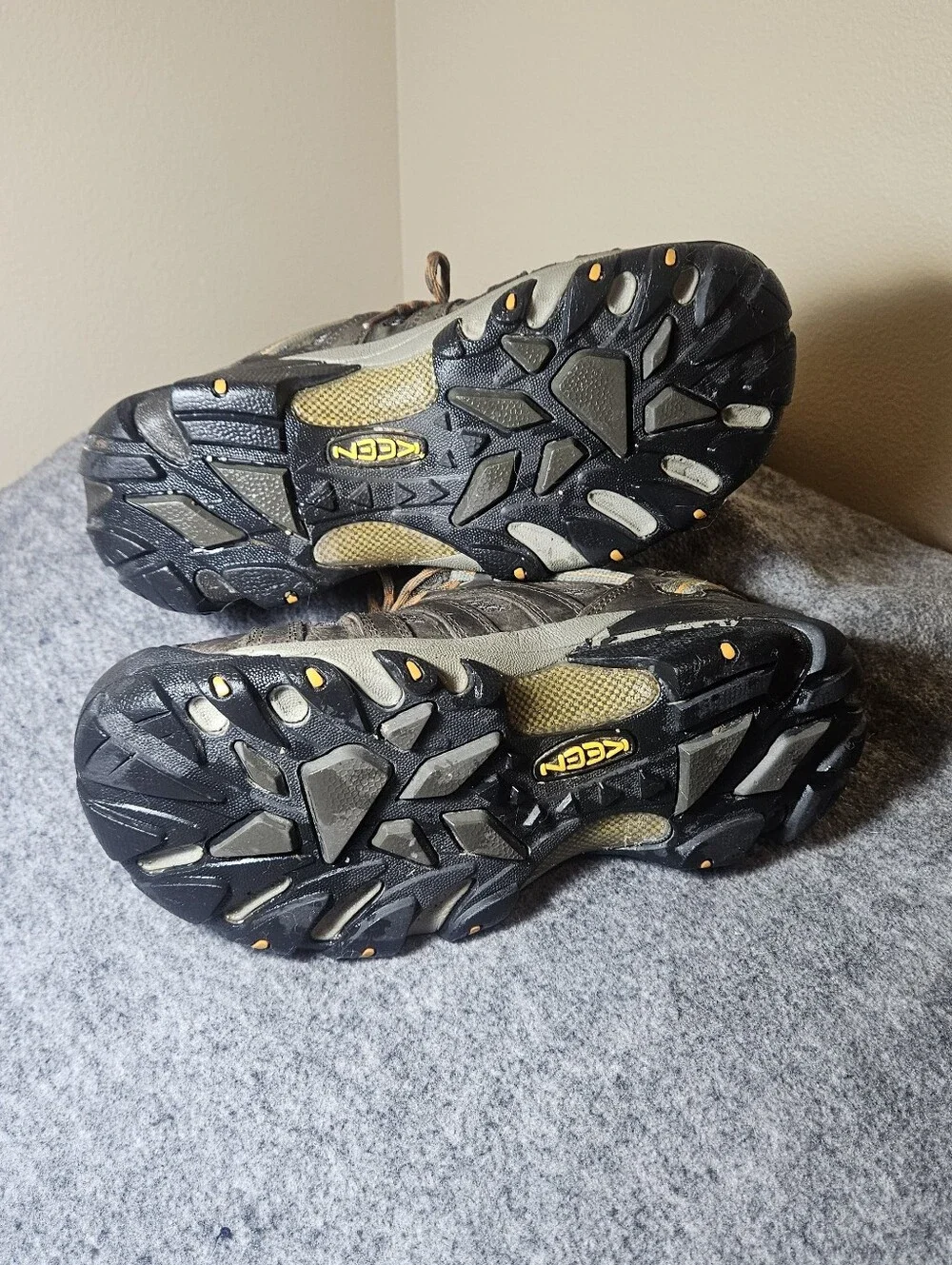 KEEN Men's Voyageur Waterproof Hiking Boots. Size 9
